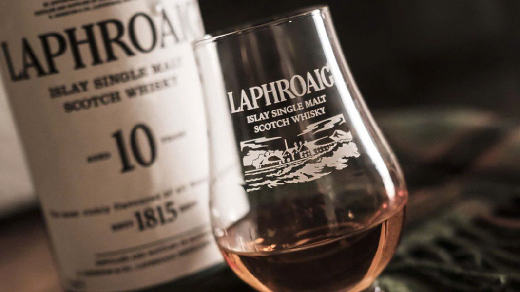đánh giá rượu laphroaig: thứ rượu khói đậm đặc từ vùng Islay