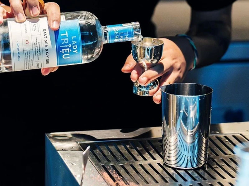 gin lady trieu east sea navy gin
