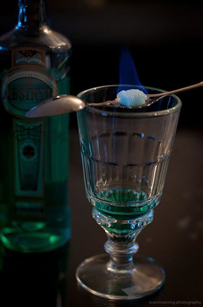 giải mã bí ẩn absinthe: độc tính và sự thật đằng sau